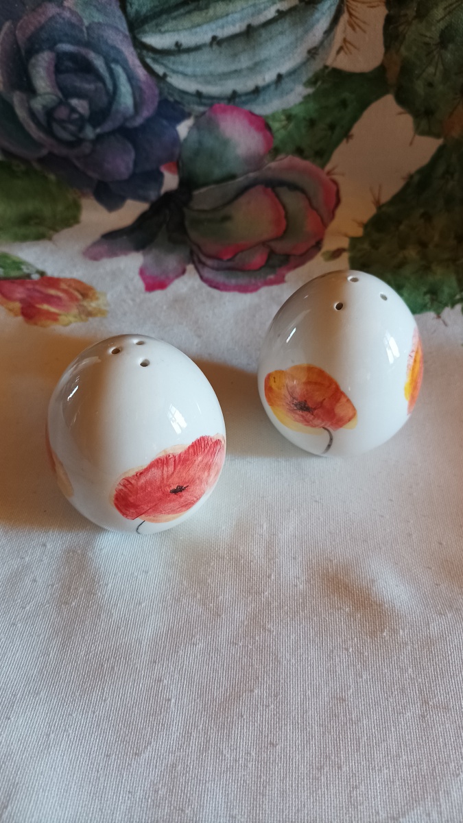 Uova sale e pepe in ceramica con papaveri - Uova in ceramica per dosare sale e pepe, decorati con papaveri.