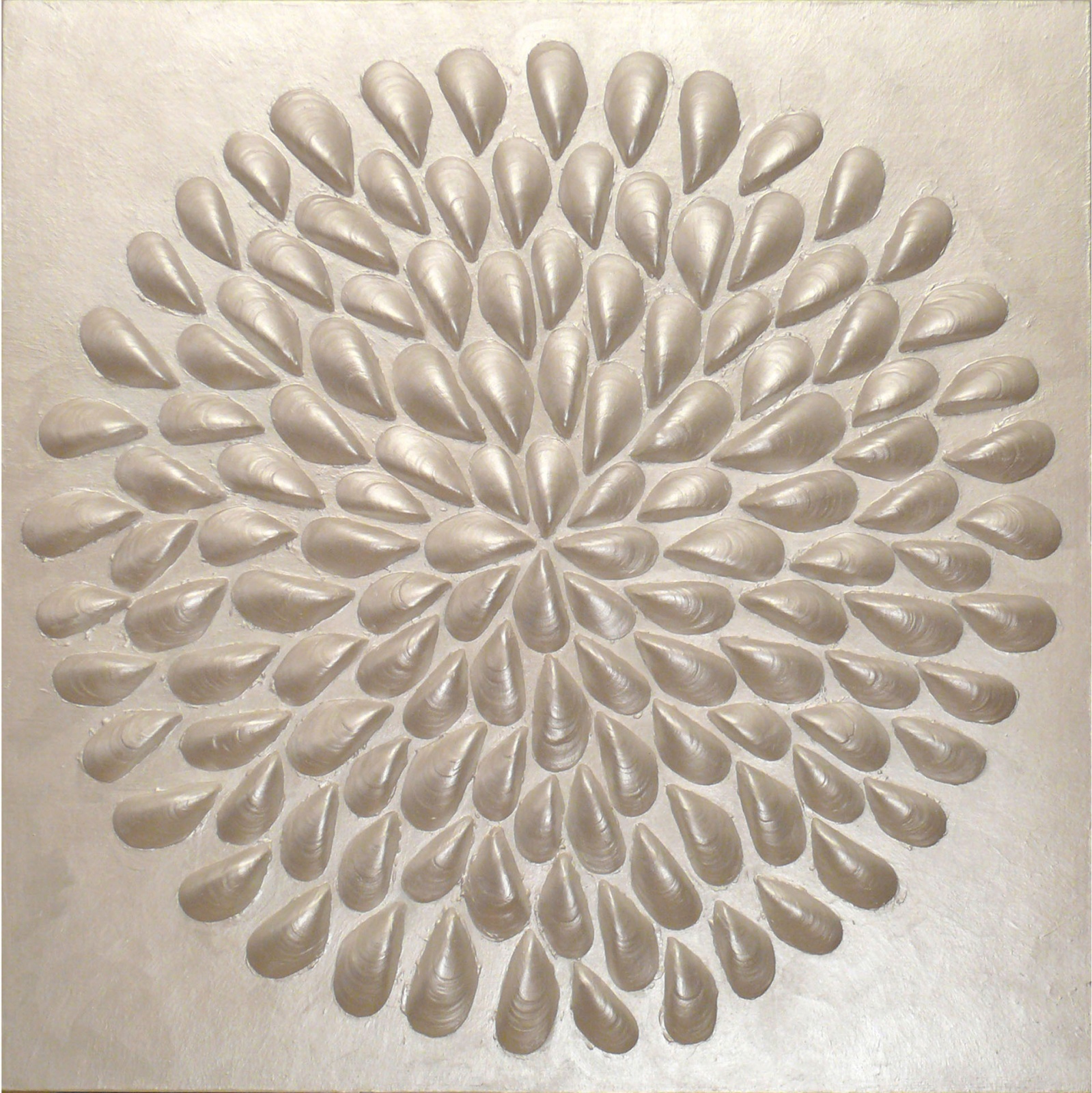 I FIORI DEL MARE: Silver flower . 2012 - Mosaico di gusci di frutti di mare su tavola, colore acrilico + teca in plexiglass, cm.65 x 65 x 10
Collezione arch. Luigi Sylos Labini, Bari