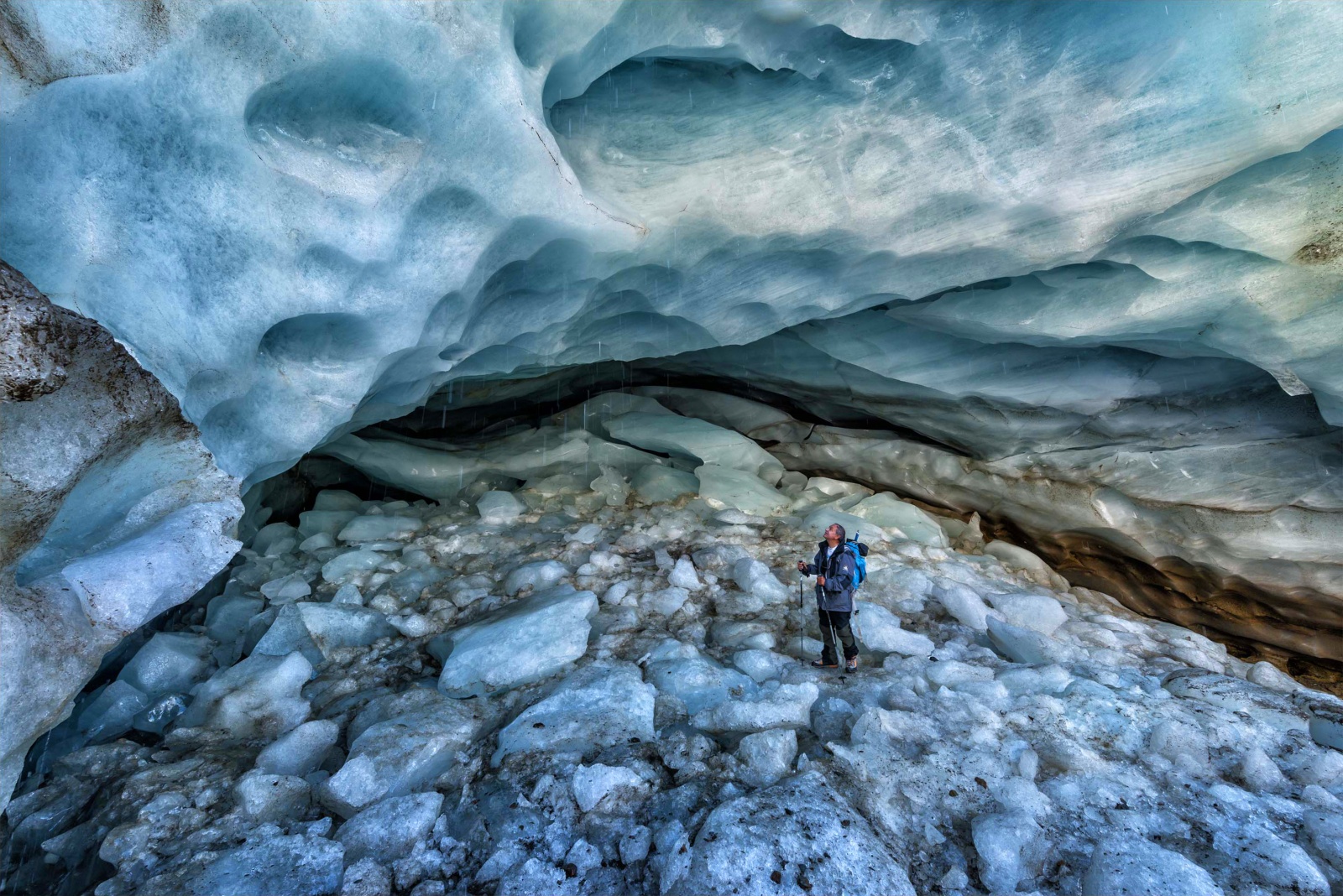 Nero Come Il Ghiaccio/National Geographic Italia - Il glaciologo Claudio Smeriglia ispeziona una grotta sub glaciale nel ghiacciaio dei forni in Valtellina. Questo ghiacciaio come molti altri nell'arco alpino si sta ritirando